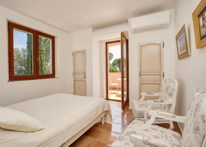 Maison De Face Au Golf De St-maxime